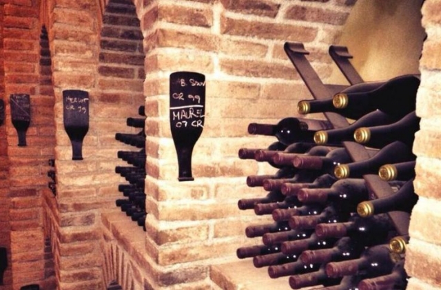 varias botellas en una bodega.jpg
